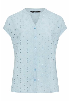 Lichtblauwe mouwloze blouse met bloemrijke opengewerkte borduursels en knoopsluiting aan de voorkant.