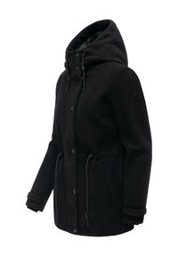 Čierny kabát s kapucňou, zapínaný na cvoky vpredu, so sťahovaním v páse a na kapucni, dlhé rukávy s nastaviteľnými manžetami a bočné vrecká.