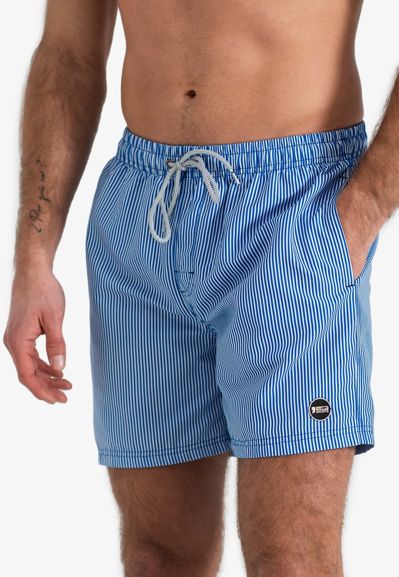 Blauwe en witte gestreepte zwembroek met een elastische tailleband, trekkoord, zijzakken en een ronde logo op de zoom.
