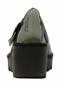 Černý klínový podpatek s texturovaným svrškem, hladkým vnitřním podšívkou a silnou platformou. Zadní část má zaoblený tvar.