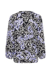 Haut en tissu noir ornée d'un imprimé léopard coloré en lavande et blanc, avec des manches longues, un col rond et une coupe décontractée.