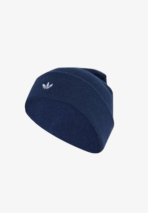 Tamna plava pletena zimska kapa s rebrastom teksturom, s malim bijelim Adidas trefoil logotipom sprijeda.