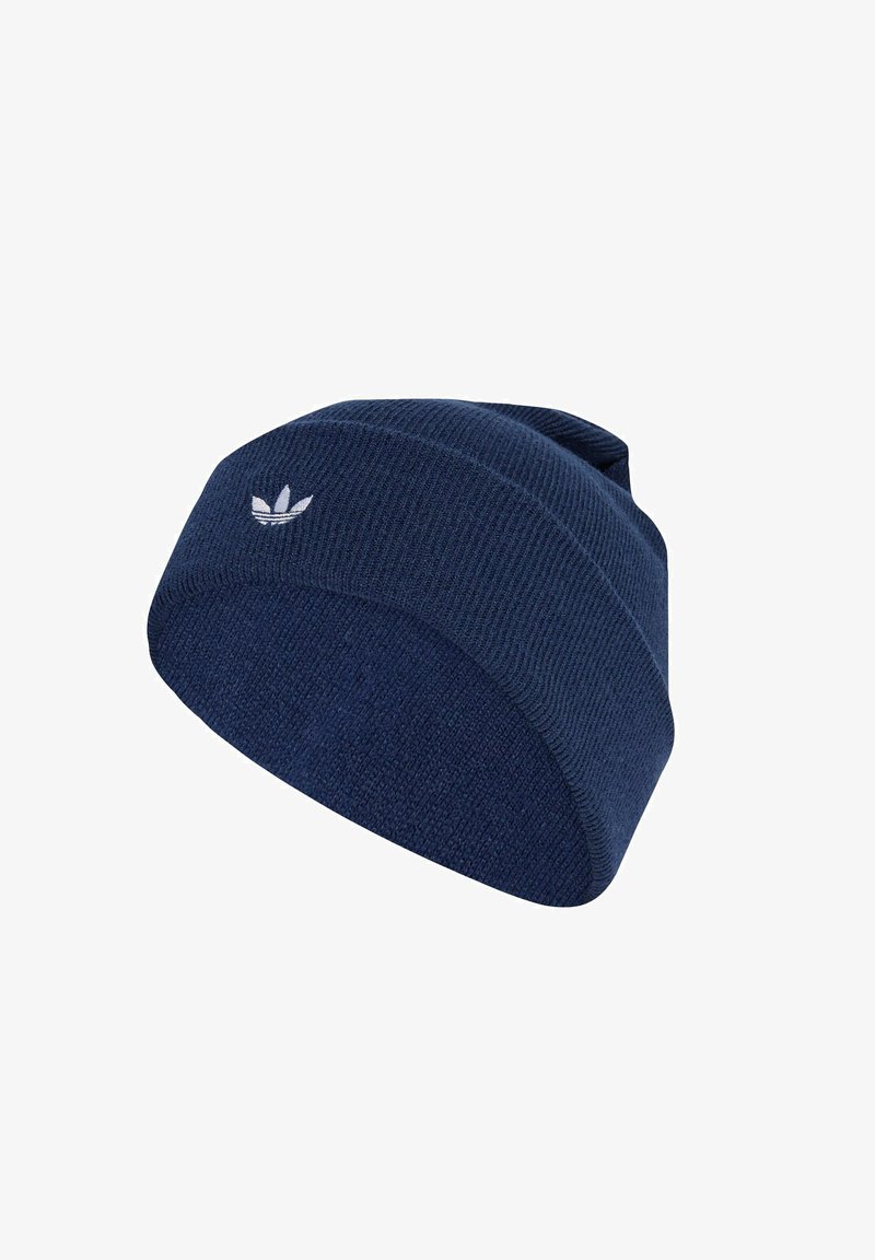 Tamna plava pletena zimska kapa s rebrastom teksturom, s malim bijelim Adidas trefoil logotipom sprijeda.