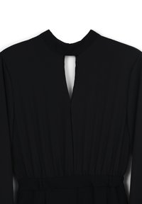 Abito nero con un colletto alto e un'apertura a forma di chiave sulla schiena. Realizzato in tessuto morbido, presenta una vita aderente e un'elegante caduta morbida.