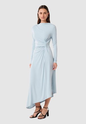 Robe longue à manches longues bleu clair avec un tissu drapé, un détail avant tordu et un ourlet asymétrique. Texture douce, fabriquée à partir d'un matériau extensible.