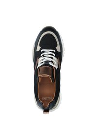 Sneaker nero e marrone con tomaia in camoscio, lacci bianchi, punta rotonda e suola spessa e imbottita. Presenta un accento in pelle marrone sul tallone.