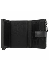 Portafoglio in pelle nera con texture a coccodrillo, multiple fessure per carte, un vano con zip e una chiusura a patta. L'interno presenta un branding minimalista.