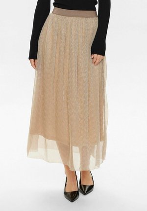 Gonna midi plissettata in beige chiaro con texture scintillante. Presenta una ampia vita elastica marrone ed è abbinata a tacchi a punta neri.