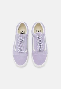 Paire de baskets en daim violet clair avec des bandes blanches sur les côtés, semelles blanches et lacets à motifs, vues de dessus sur fond blanc.