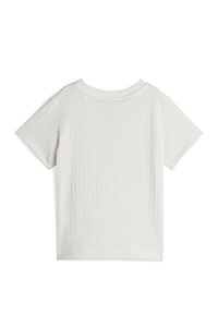 Λευκό ριμπ κοντομάνικο μπλουζάκι με στρογγυλή λαιμόκοψη και υφασμάτινη υφή. Απλός σχεδιασμός χωρίς ορατά μοτίβα ή μεταλλικά στοιχεία.