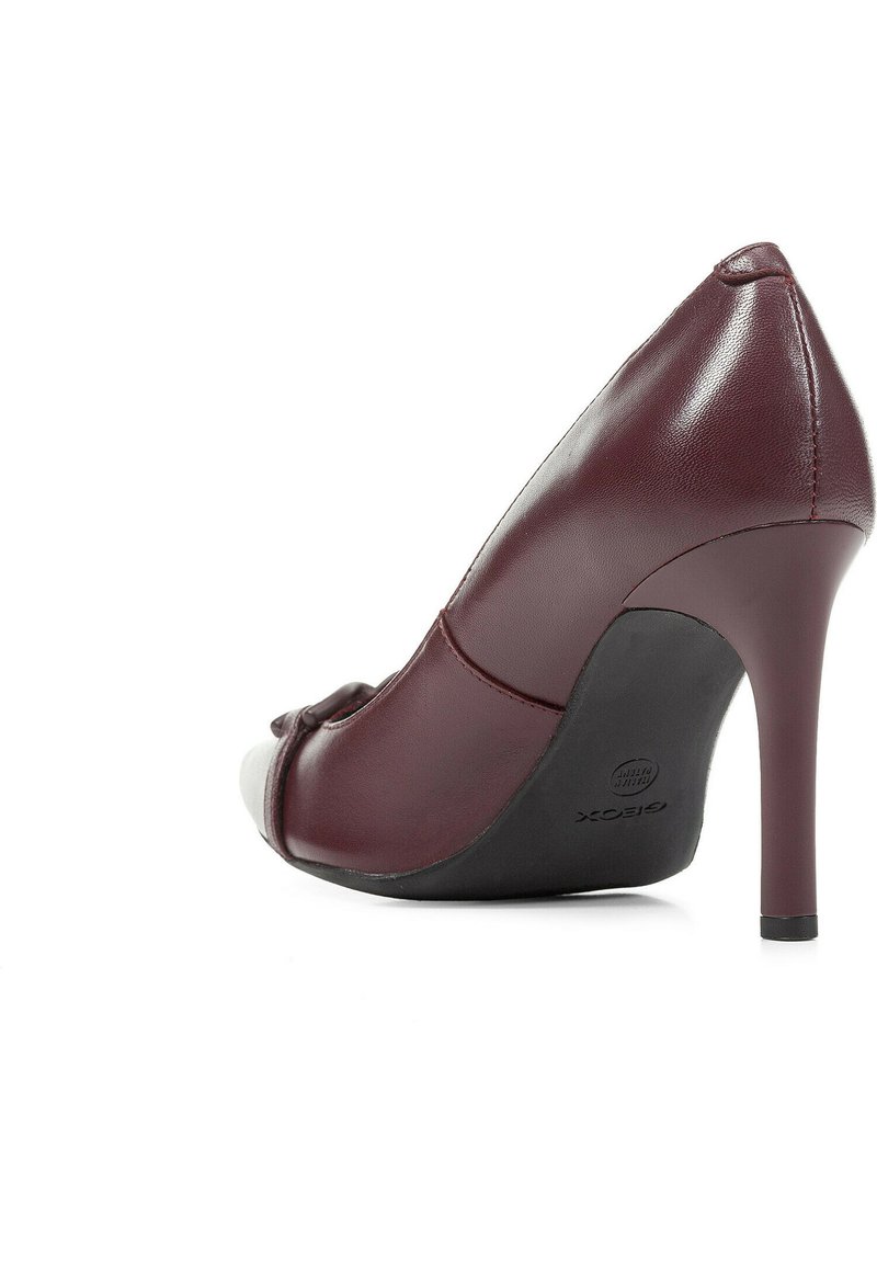 Bordeauxfarbenes Leder-Hochhackenschuh mit spitzem und Peeptoe-Design. Verfügt über eine strukturierte Oberfläche und einen glänzenden Absatz.