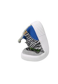 Scarpa da bambino colorata con una tomaia blu, dettagli in suede grigi, stampa zebra e una suola in gomma bianca con dettagli testurizzati.