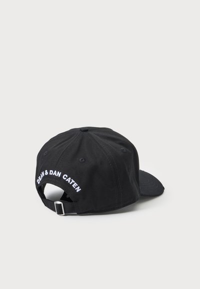 Casquette de baseball noire avec sangle réglable et "DEAN & DAN CATEN" brodé en blanc à l'arrière.