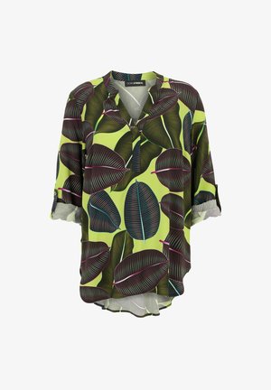 Kurzärmlige Bluse aus grü fabric, die große dunkle Blätter mit pinken und blauen Akzenten zeigt, mit V-Ausschnitt und einem lockeren Schnitt mit abgerundetem Saum.