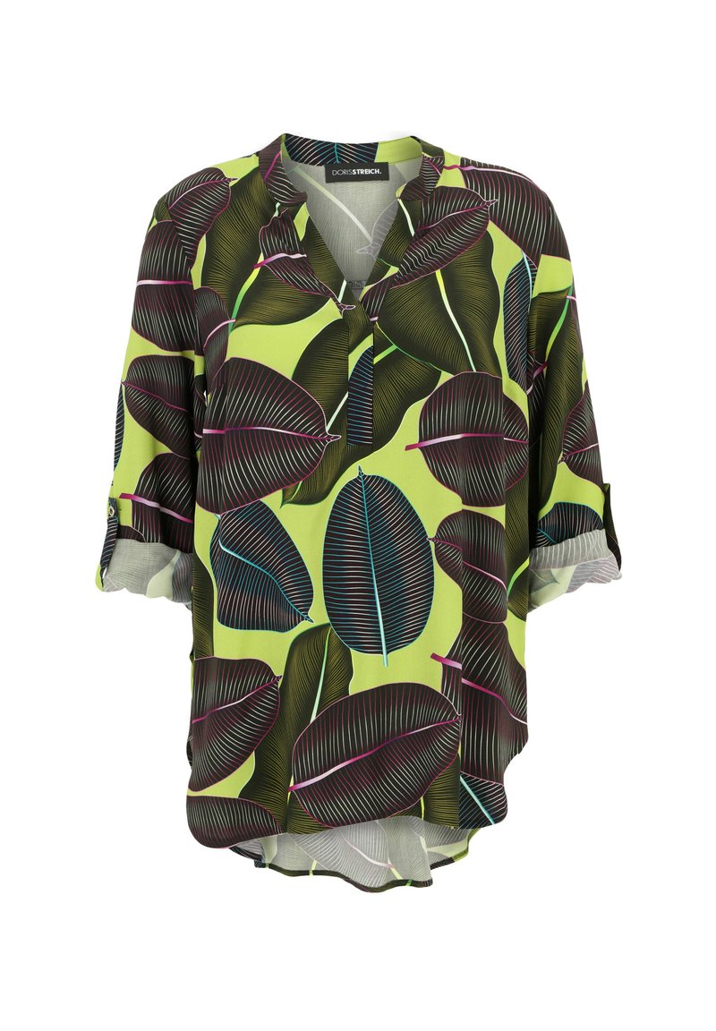 Kurzärmlige Bluse aus grü fabric, die große dunkle Blätter mit pinken und blauen Akzenten zeigt, mit V-Ausschnitt und einem lockeren Schnitt mit abgerundetem Saum.