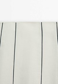 Weißer Stoff mit vertikalen schwarzen Streifen. Verfügt über eine glatte Textur und ein schlichtes Design, das ein minimalistisches Erscheinungsbild bietet.