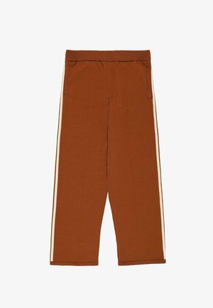 Pantalones anchos marrones con una cinturilla elástica, bolsillos laterales y rayas verticales blancas a lo largo de las costuras exteriores.