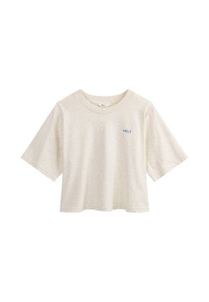 Cremefarbenes, kurzärmeliges, kurz geschnittenes T-Shirt mit Rundhalsausschnitt und kleinem blauen "MELA"-Schriftzug auf der linken Brust.