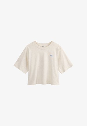 Cremefarbenes, kurzärmeliges, kurz geschnittenes T-Shirt mit Rundhalsausschnitt und kleinem blauen "MELA"-Schriftzug auf der linken Brust.