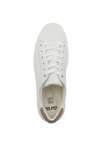 Vit sneaker tillverkad av texturerat läder med snörningsdesign. Har en beige detalj på hälen och en mjuk innersula.