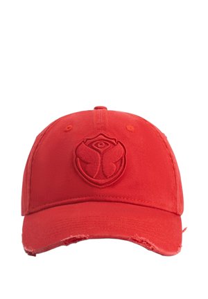 Rode baseballpet met een gebogen klep en kleine versleten gaatjes aan de rand, met een geborduurd rozenlogo aan de voorkant.