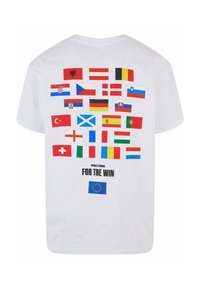 Hvit T-skjorte med forskjellige lands flagg i levende farger på baksiden, med teksten "FOR THE WIN" og et flagg for Den europeiske union.