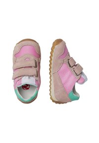 Chaussures pour enfants en suède rose et en maille avec semelle en caoutchouc, deux bandes Velcro, bords festonnés et accent turquoise au talon.