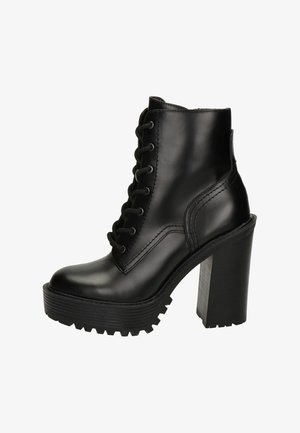 Sorte ankelstøvler i læder med høj blokhæl, snørelukning foran og en struktureret gummisål med markante slidbaner. Poleret finish.