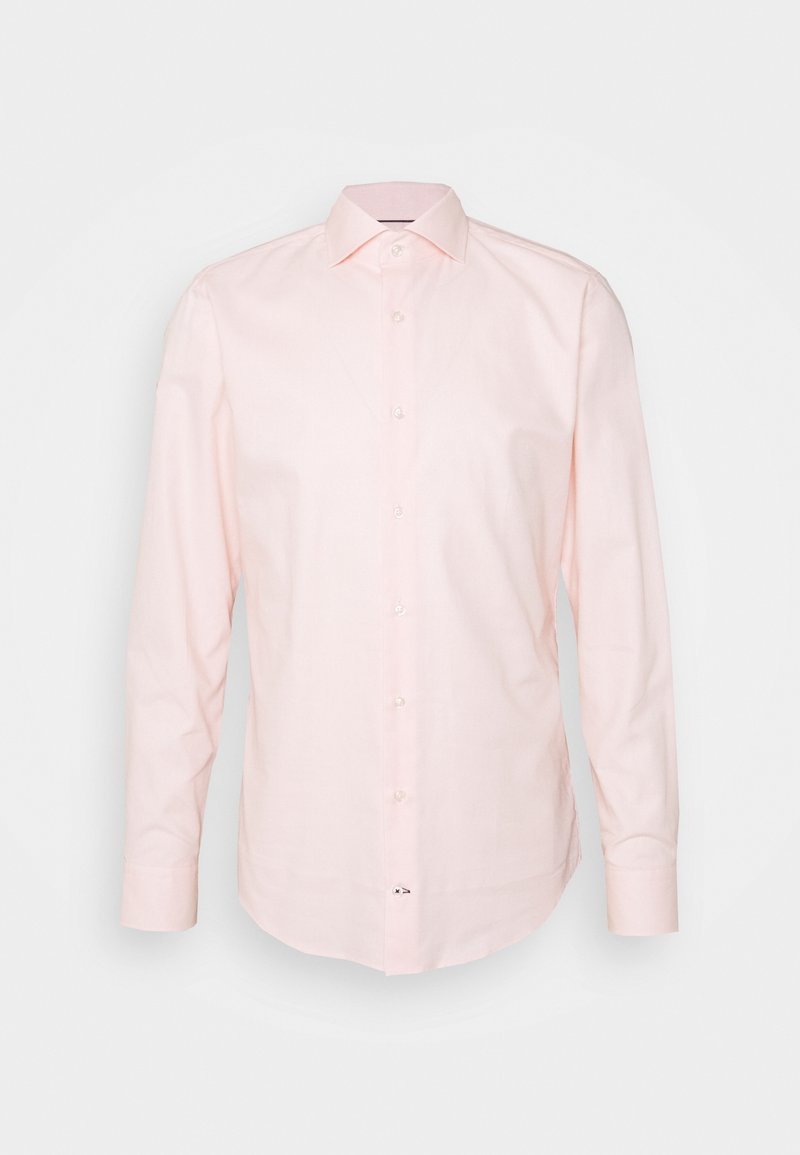 Vaaleanpunaisesta kevyestä kankaasta valmistettu pitkähihaisen paidan, jossa on klassinen kaulus, nappikiinnitys edessä ja yksittäiset kalvosimet. Sileä pinta, jossa on hienovarainen kiilto.