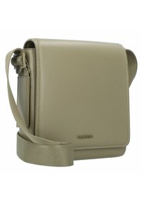 Bolso cruzado beige hecho de material sintético liso, con cierre de solapa plegada, correa de tela ajustable y logotipo en relieve en la parte delantera.