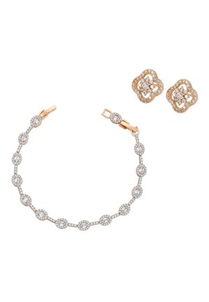 Arany és gyémánt karkötő ovális láncszemekkel, arany és gyémánt virág alakú pötty fülbevalóval egy fehér háttéren.