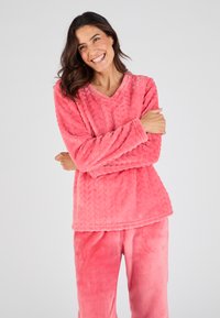 Roze fleece loungewear set met een V-hals top met visgraatpatroon en lange mouwen, gecombineerd met bijpassende pluche broeken.