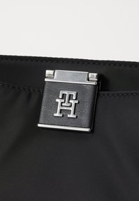 Tommy Hilfiger HER MED SATCHEL  - Handbag - black