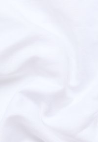 Weißer Stoff mit einer glatten, leicht strukturierten Oberfläche, der sanfte Falten aufweist und ein weiches, fließendes Aussehen erzeugt.