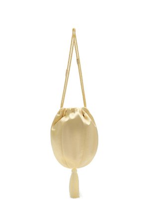 Bolsa de saco beige suave con cordón, con correas trenzadas y un fleco colgando de la parte inferior.
