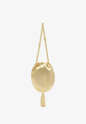 Bolsa de saco beige suave con cordón, con correas trenzadas y un fleco colgando de la parte inferior.