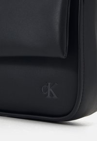 Calvin Klein Jeans BLOCK FLAP SHOULDERBAG - Torba preko tijela - black