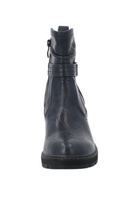 Botas de tobillo de cuero azul marino con cierre de cremallera, correa ajustable, textura suave y suela de goma reforzada. Vista frontal.