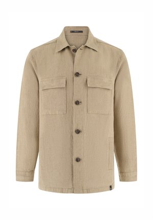 Camicia-giacca beige con bottoni, maniche lunghe, due tasche a pattina sul petto e tasche laterali, colletto classico e bottoni marroni.