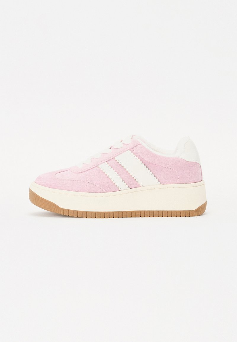 Różowe zamszowe sneakersy z białymi paskami, teksturowaną cholewką, okrągłym noskiem i gumową podeszwą z jasnobrązowym bieżnikiem.