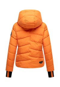 Orange puffjacka med huva, med ett quiltat mönster, svarta detaljer på ärmsluten och en etikett vid midjan. Slät textur.