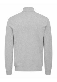 Pull en gris avec un col montant, des manches longues, des poignets et un ourlet côtelés. Texture lisse avec une couleur unie, sans motifs ni accents visibles.