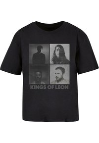 Černé tričko s čtyřmi monochromními portréty uspořádanými do mřížky, s nápisem "KINGS OF LEON" vytisknutým tučně šedou barvou na spodní části. Bavlněný materiál, volný střih.