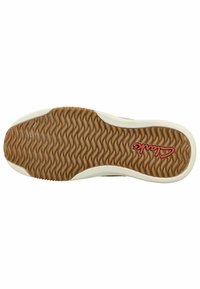 Gummisohle mit wellenförmiger Textur, mit einem braunen Grund und cremefarbigen Rändern. Rotes "Clarks"-Logo gut sichtbar.