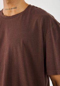 YOURTURN UNISEX BASIC GARMENT WASHED - Jednoduché tričko - coffee bean