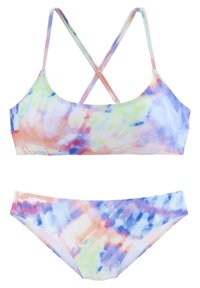 Zestaw bikini w technice tie-dye, charakteryzujący się kolorowym po�łączeniem pastelowych odcieni. Góra ma skrzyżowane ramiączka i gładką teksturę, natomiast dół jest w niskim stanem.