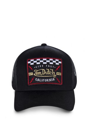 Gorra de camionero negra con parche de bandera a cuadros, rayos rojos y texto bordado en el frente que dice "Live Fast Von Dutch Est 1947 California".