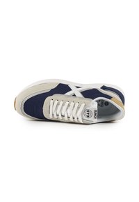 Mornarsko plave i svijetlosive tenisice s gornjim dijelom od nubuka i tkanine, bijelim vezicama, gumenenim potplatom i oznakom unutar. Imaju nisku dizajnersku siluetu.