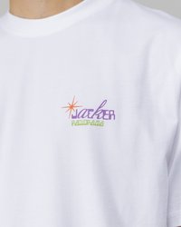 Hvid bomulds T-shirt med et multicoloreret logo på venstre side, med orange, lilla og grøn tekst samt en stjernesymbol.
