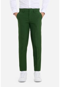 Pantaloni su misura verdi realizzati in tessuto liscio, con davanti piatto, due tasche laterali e vestibilità slim. Abbinati a sneaker bianche.